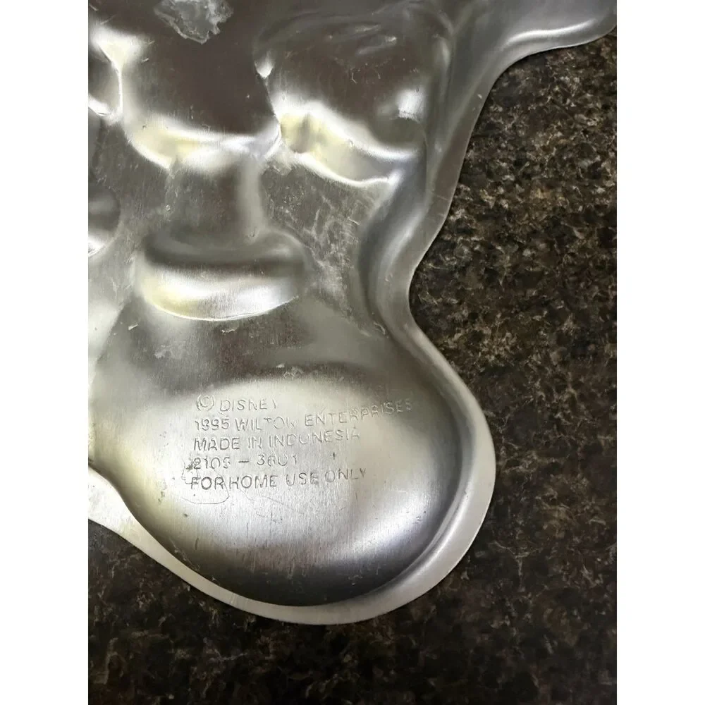 1995 Wilton Disney Mickey Mouse Aluminum Character Cake Pan #2105-3601